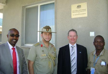Slange I smertestillende medicin Australian Ambassador Geoff Tooth's Visit to Somalia